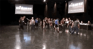 吃瓜女GIF,揭秘吃瓜女GIF背后的趣味瞬间  第2张