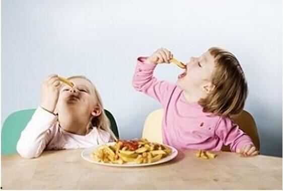 小孩滑倒喂爸爸吃瓜  第3张