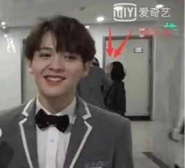 吃瓜摸头视频大全  第1张